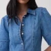Abito camicia midi in denim con maniche a sbuffo