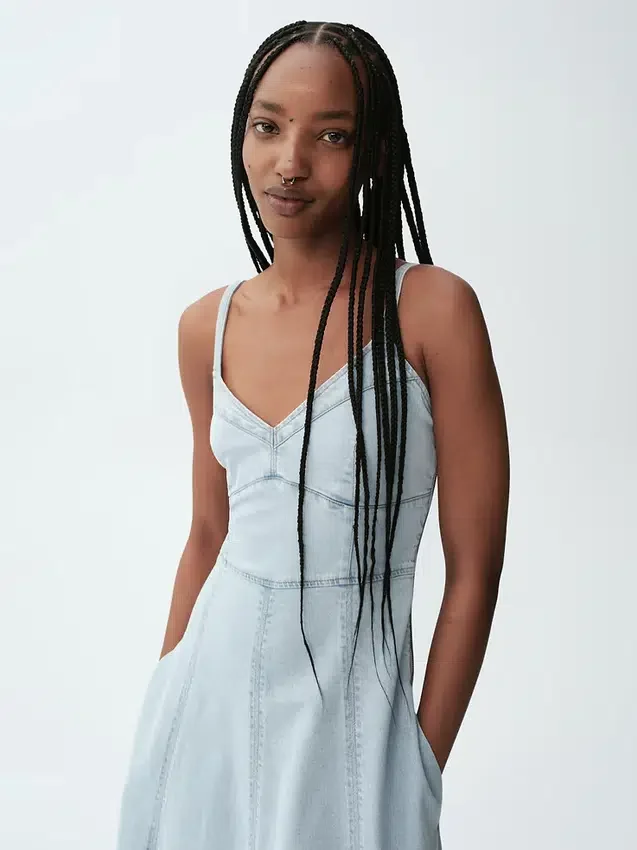 Abito lungo a corsetto con cuciture in denim