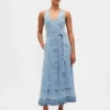 Abito lungo in denim con cintura da annodare e abbottonatura frontale
