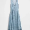 Abito lungo in denim con cintura da annodare e abbottonatura frontale