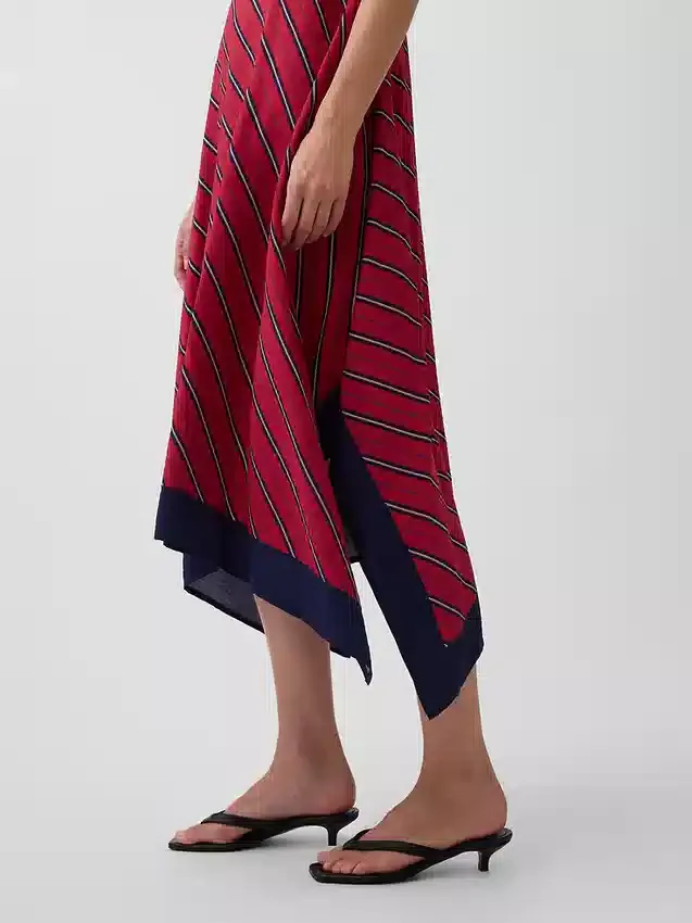 Abito midi a righe con scollo a fazzoletto