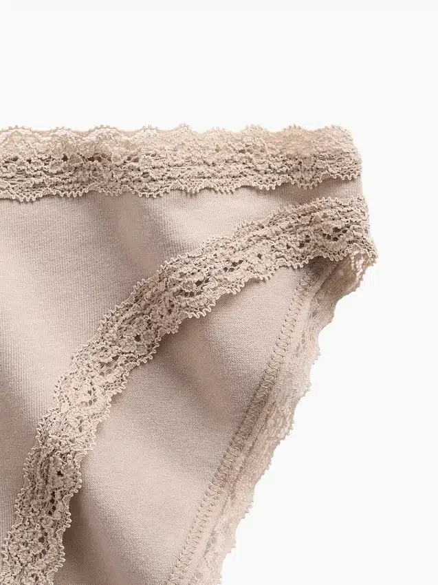 Bikini in morbidissimo cotone biologico elasticizzato con bordi in pizzo
