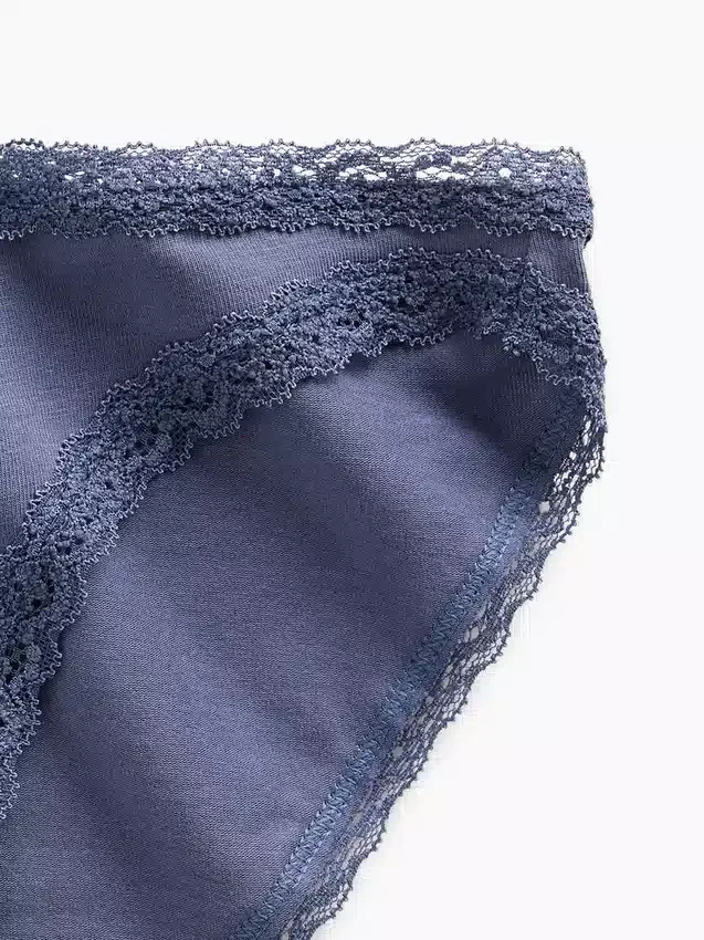 Bikini in morbidissimo cotone biologico elasticizzato con bordi in pizzo