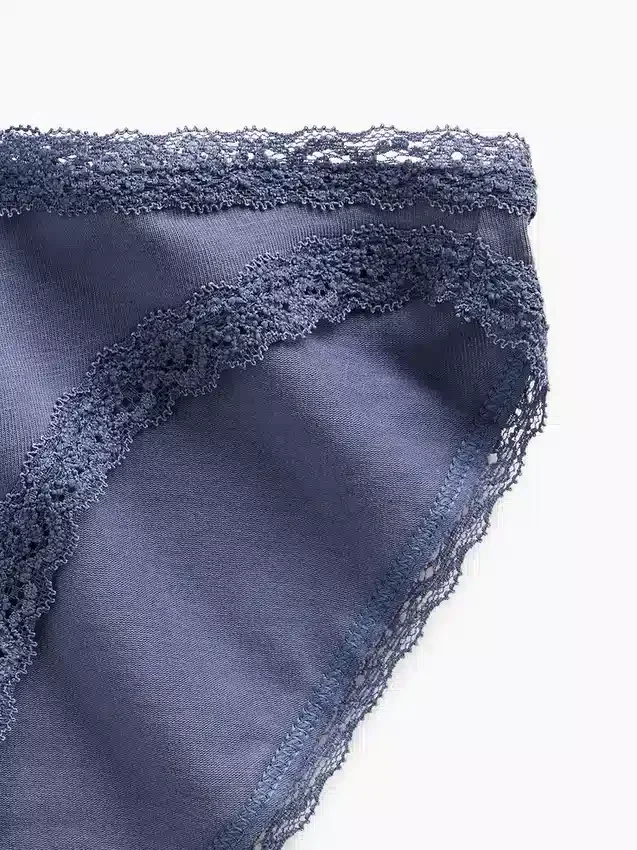 Bikini in morbidissimo cotone biologico elasticizzato con bordi in pizzo