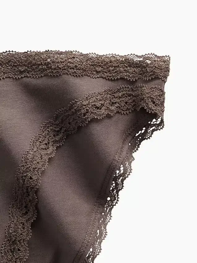 Bikini in morbidissimo cotone biologico elasticizzato con bordi in pizzo
