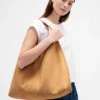Borsa tote morbida in pelle scamosciata vegana