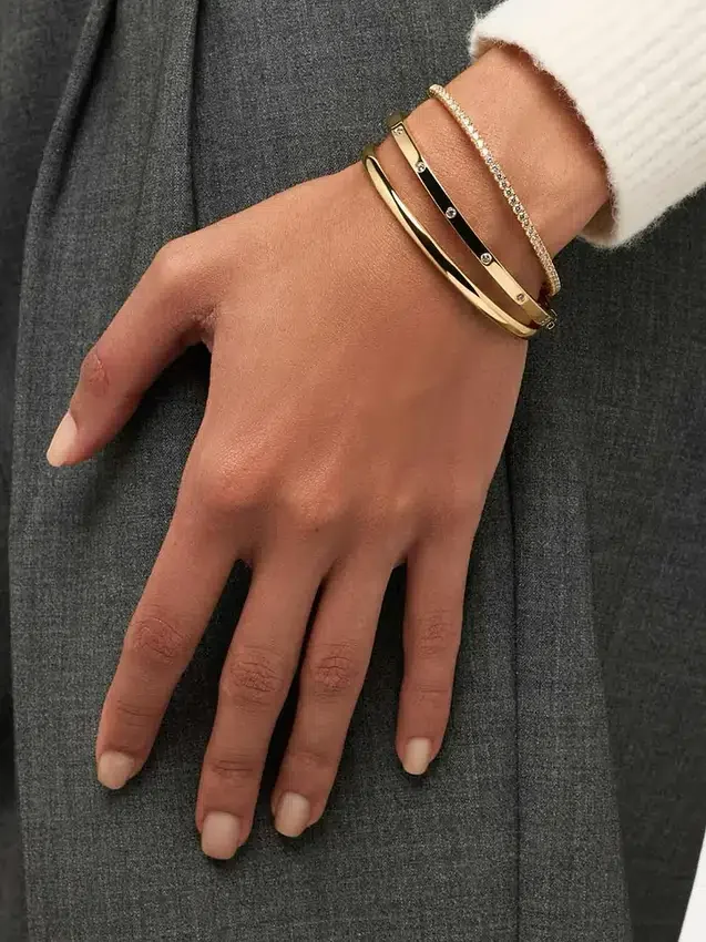 Bracciale rigido in oro Selena di Ana Luisa