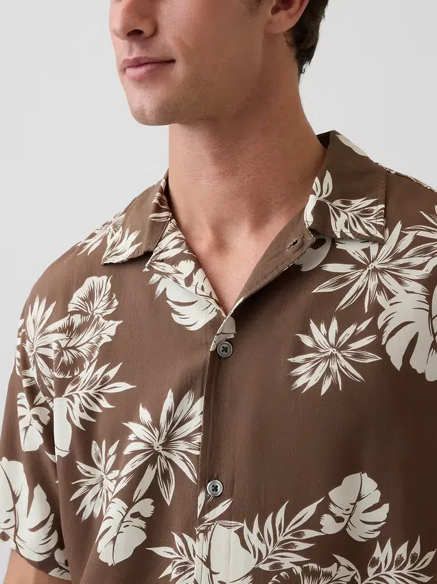Camicia dal taglio comodo con colletto camp