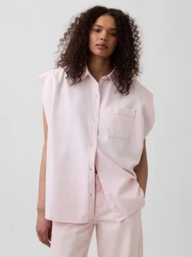 Camicia in denim ultrasoft GAP × Hfr con spalle larghe della collezione di Nicole Benefield