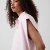 Camicia in denim ultrasoft GAP × Hfr con spalle larghe della collezione di Nicole Benefield
