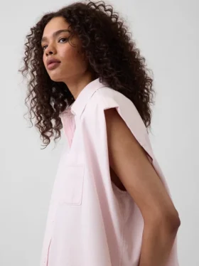 Camicia in denim ultrasoft GAP × Hfr con spalle larghe della collezione di Nicole Benefield