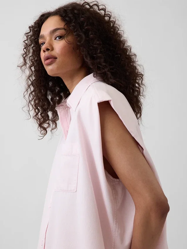 Camicia in denim ultrasoft GAP × Hfr con spalle larghe della collezione di Nicole Benefield