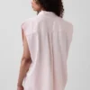 Camicia in denim ultrasoft GAP × Hfr con spalle larghe della collezione di Nicole Benefield