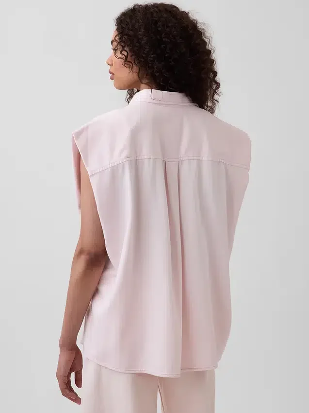 Camicia in denim ultrasoft GAP × Hfr con spalle larghe della collezione di Nicole Benefield