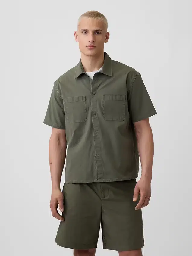 Camicia utility dalla linea morbida con orlo dritto