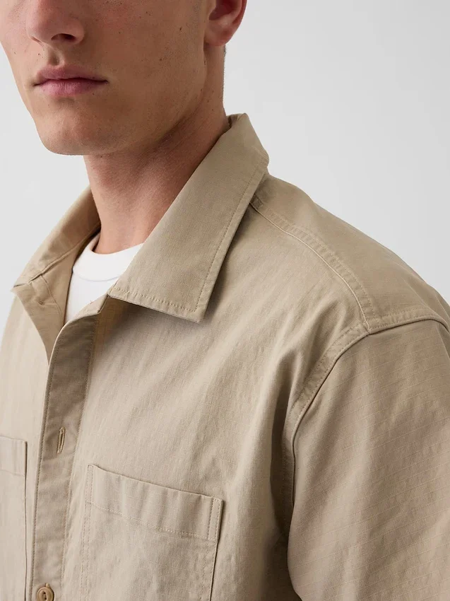 Camicia utility dalla linea morbida con orlo dritto