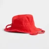 Cappello a secchiello con bordi sfrangiati