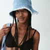 Cappello a secchiello con bordi sfrangiati