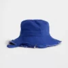 Cappello a secchiello con bordi sfrangiati