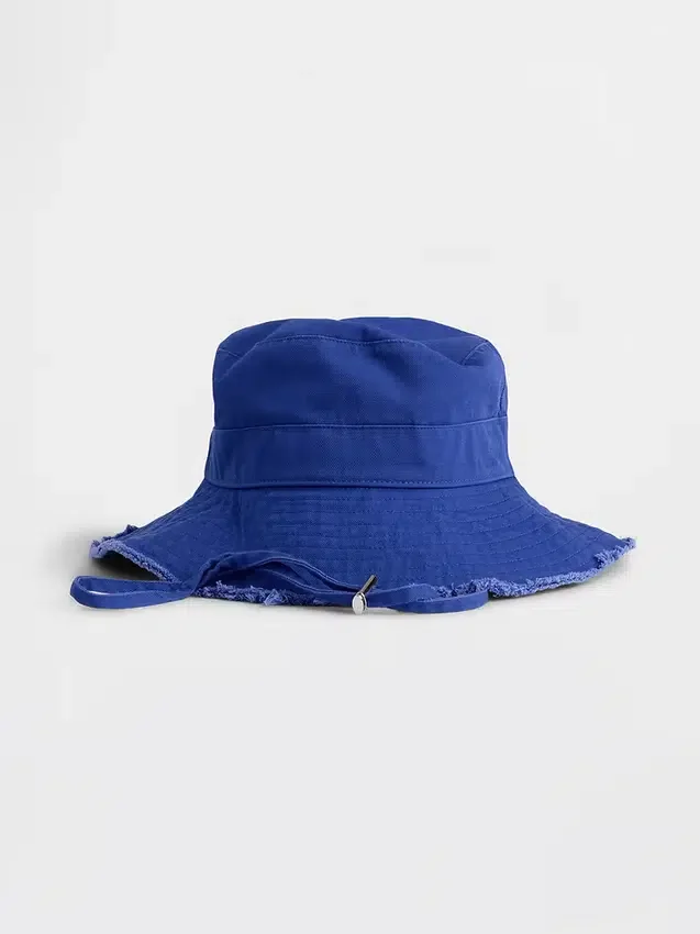 Cappello a secchiello con bordi sfrangiati