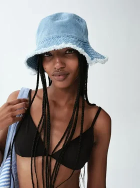 Cappello a secchiello con bordi sfrangiati