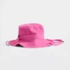 Cappello a secchiello con bordi sfrangiati