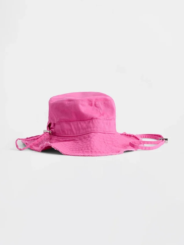 Cappello a secchiello con bordi sfrangiati
