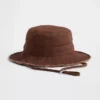 Cappello a secchiello con bordi sfrangiati