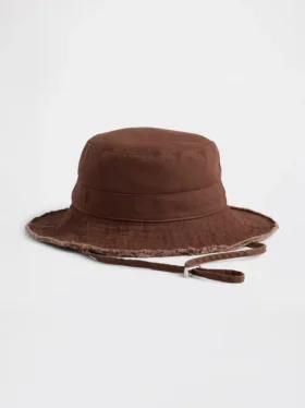 Cappello a secchiello con bordi sfrangiati