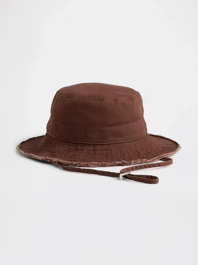 Cappello a secchiello con bordi sfrangiati