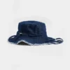 Cappello a secchiello con bordi sfrangiati