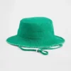 Cappello a secchiello con bordi sfrangiati