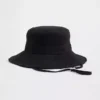 Cappello a secchiello con bordi sfrangiati