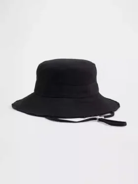 Cappello a secchiello con bordi sfrangiati