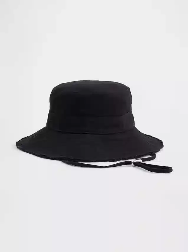 Cappello a secchiello con bordi sfrangiati