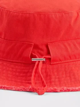 Cappello a secchiello con bordi sfrangiati