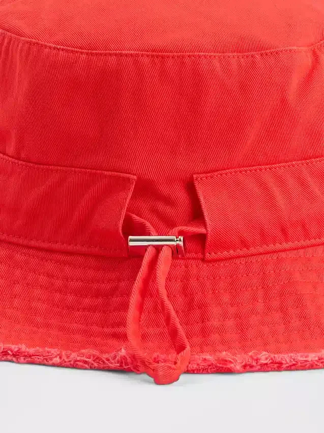 Cappello a secchiello con bordi sfrangiati