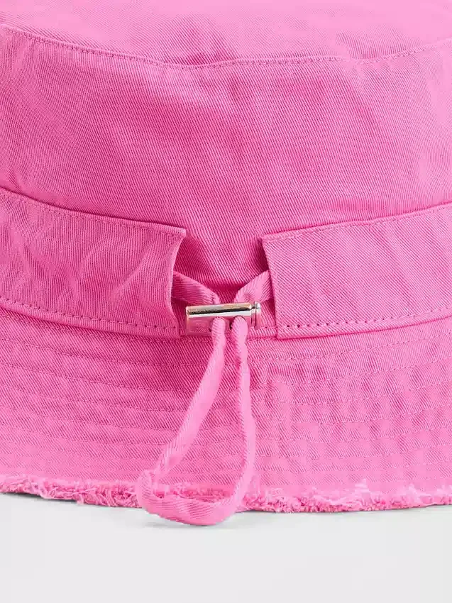 Cappello a secchiello con bordi sfrangiati