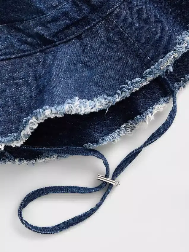 Cappello a secchiello con bordi sfrangiati