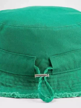 Cappello a secchiello con bordi sfrangiati