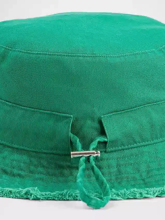 Cappello a secchiello con bordi sfrangiati