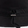 Cappello a secchiello con bordi sfrangiati