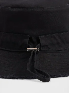 Cappello a secchiello con bordi sfrangiati