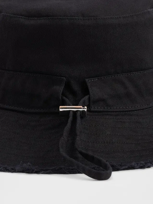Cappello a secchiello con bordi sfrangiati