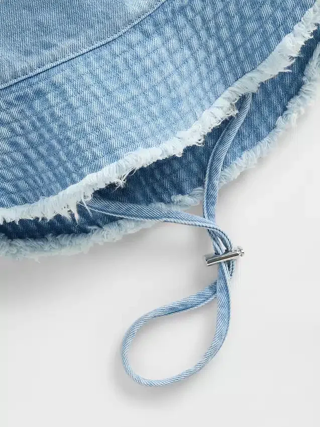 Cappello a secchiello con bordi sfrangiati