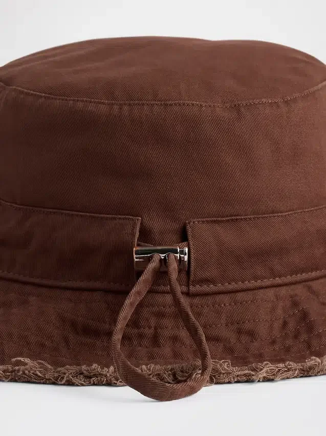 Cappello a secchiello con bordi sfrangiati