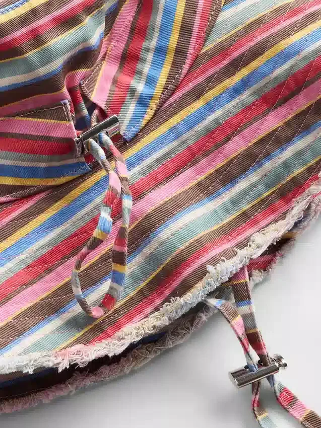 Cappello a secchiello con bordi sfrangiati