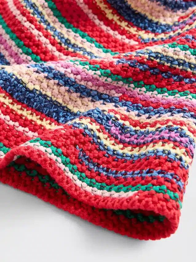 Cappello a secchiello in maglia a righe