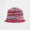 Cappello a secchiello in maglia a righe