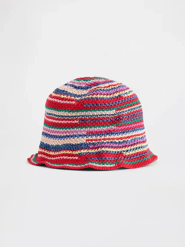Cappello a secchiello in maglia a righe